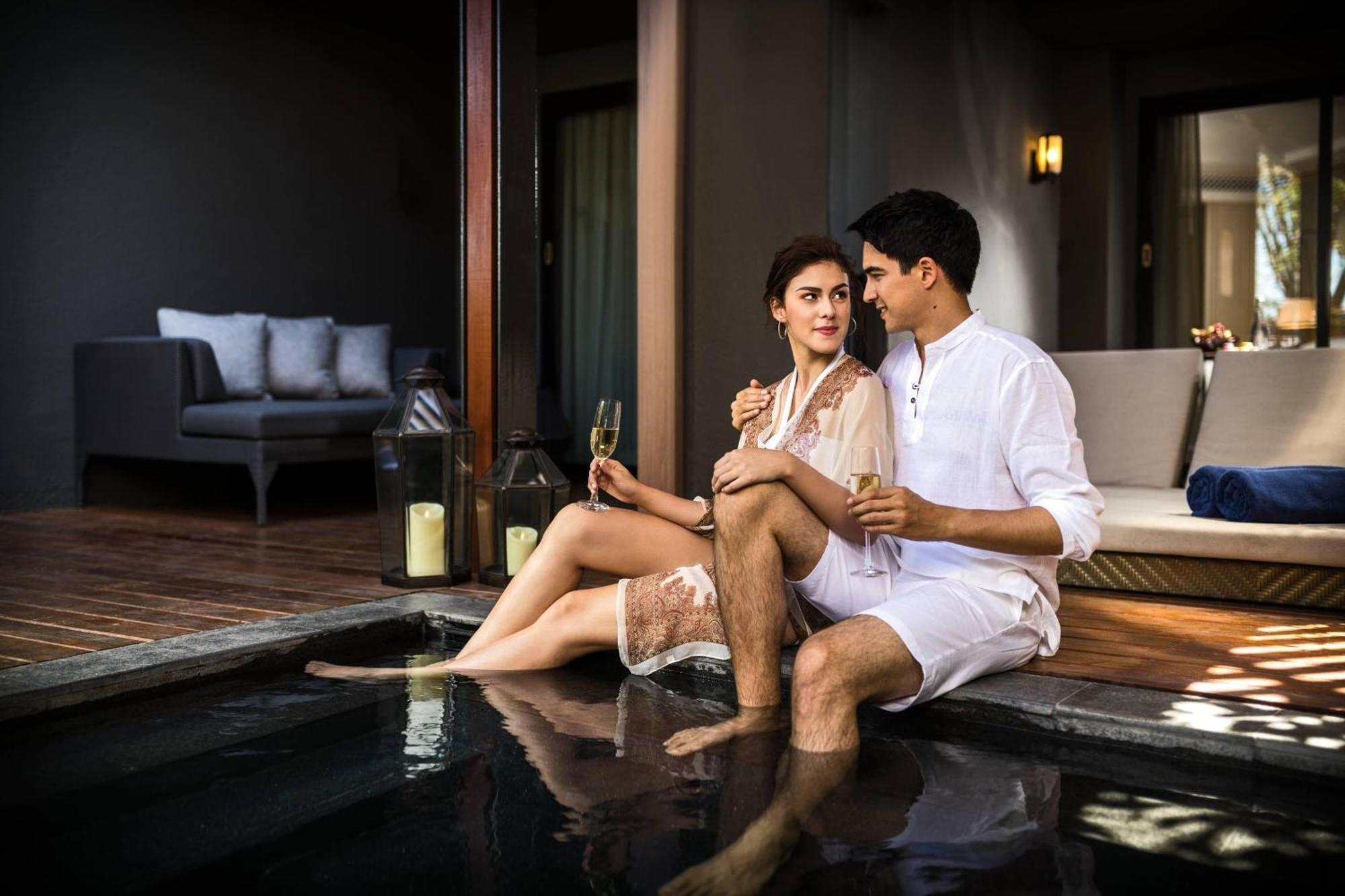 Hua Hin Marriott Resort And Spa Екстер'єр фото A couple at the spa