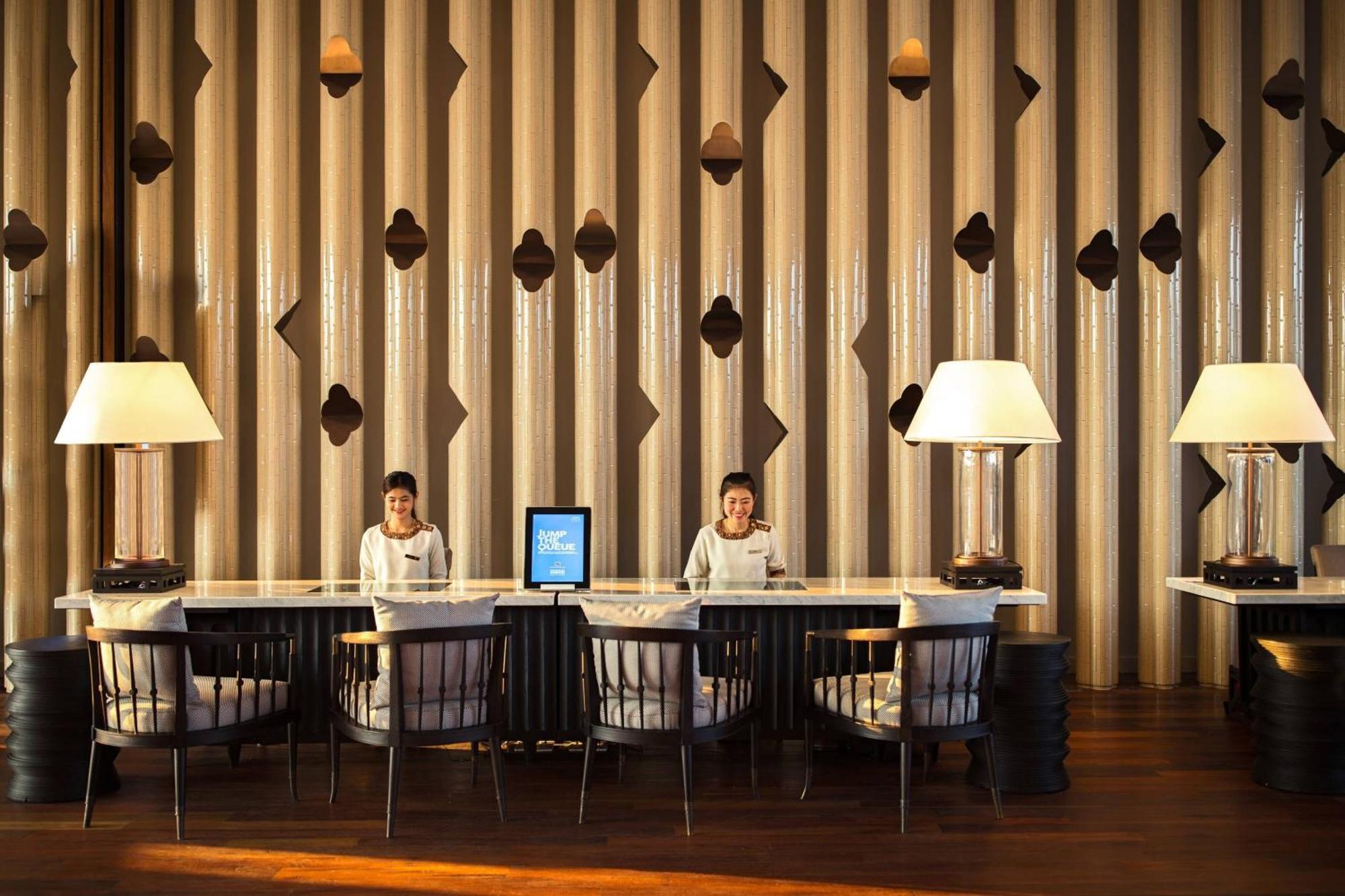 Hua Hin Marriott Resort And Spa Екстер'єр фото Concierge at the lobby of a hotel