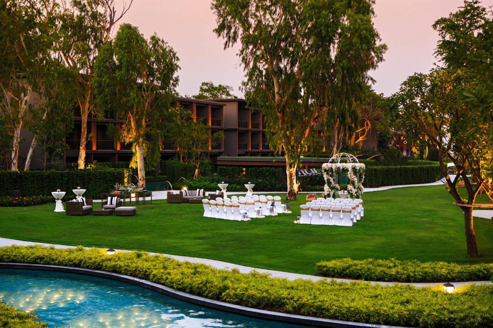 Hua Hin Marriott Resort And Spa Екстер'єр фото The lawn at the Four Seasons Hotel, Los Angeles