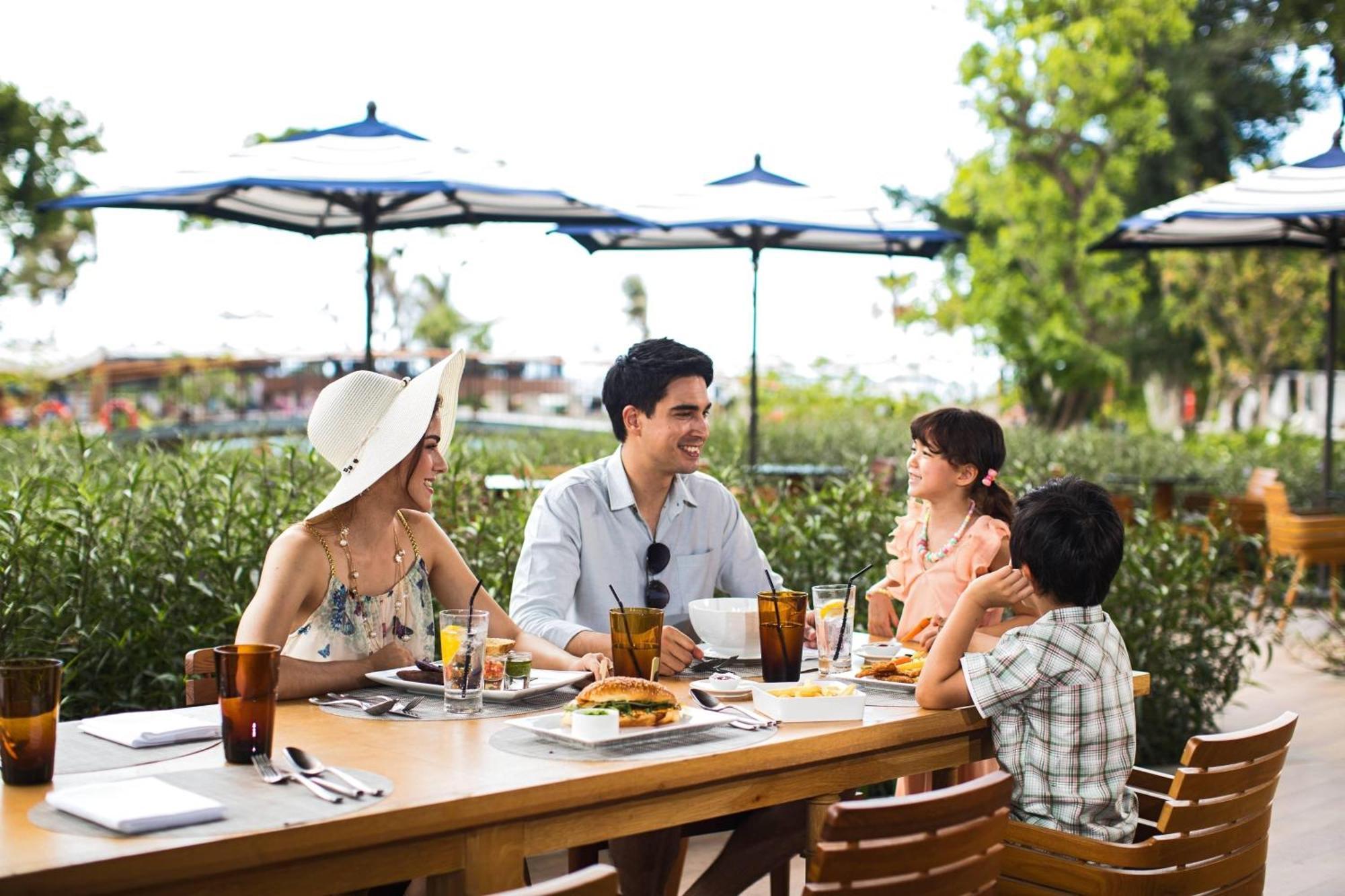 Hua Hin Marriott Resort And Spa Екстер'єр фото Family dining at the Village