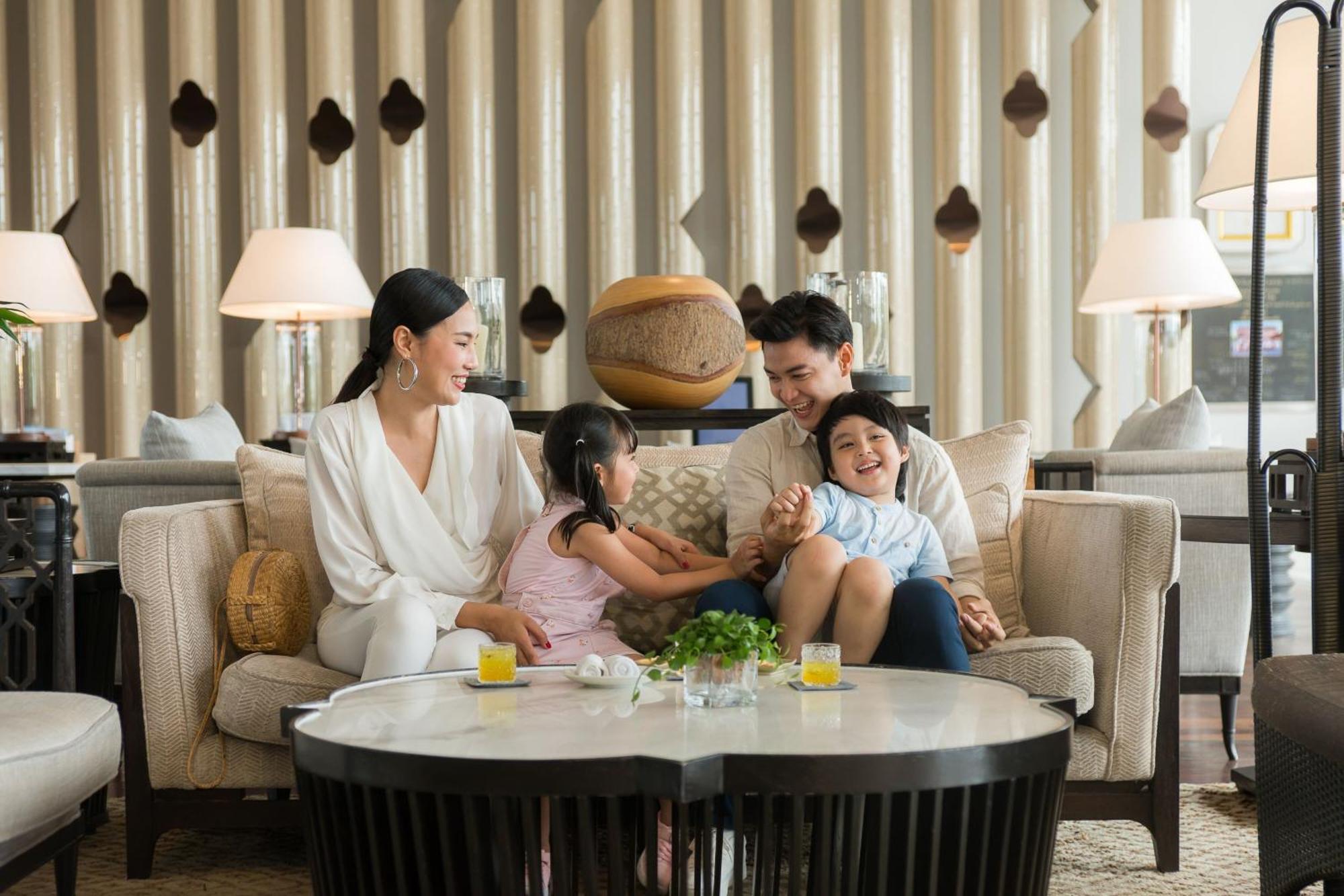 Hua Hin Marriott Resort And Spa Екстер'єр фото Family at the lounge